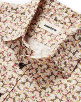 material shot of the collar on The Short Sleeve California in Coastal Flora, Wovens by Taylor Stitch
