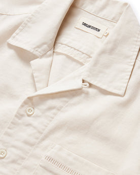 material shot of the camp collar of The Short Sleeve Hawthorne in Birch, Wovens by Taylor Stitch