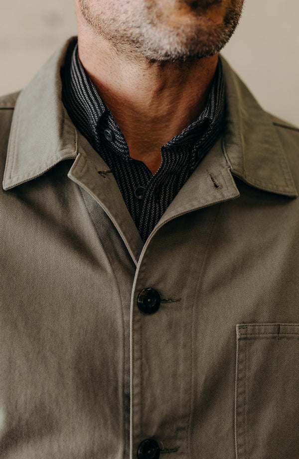 fit model adjusting The Ojai Jacket in Organic Smoked Olive Foundation Twill