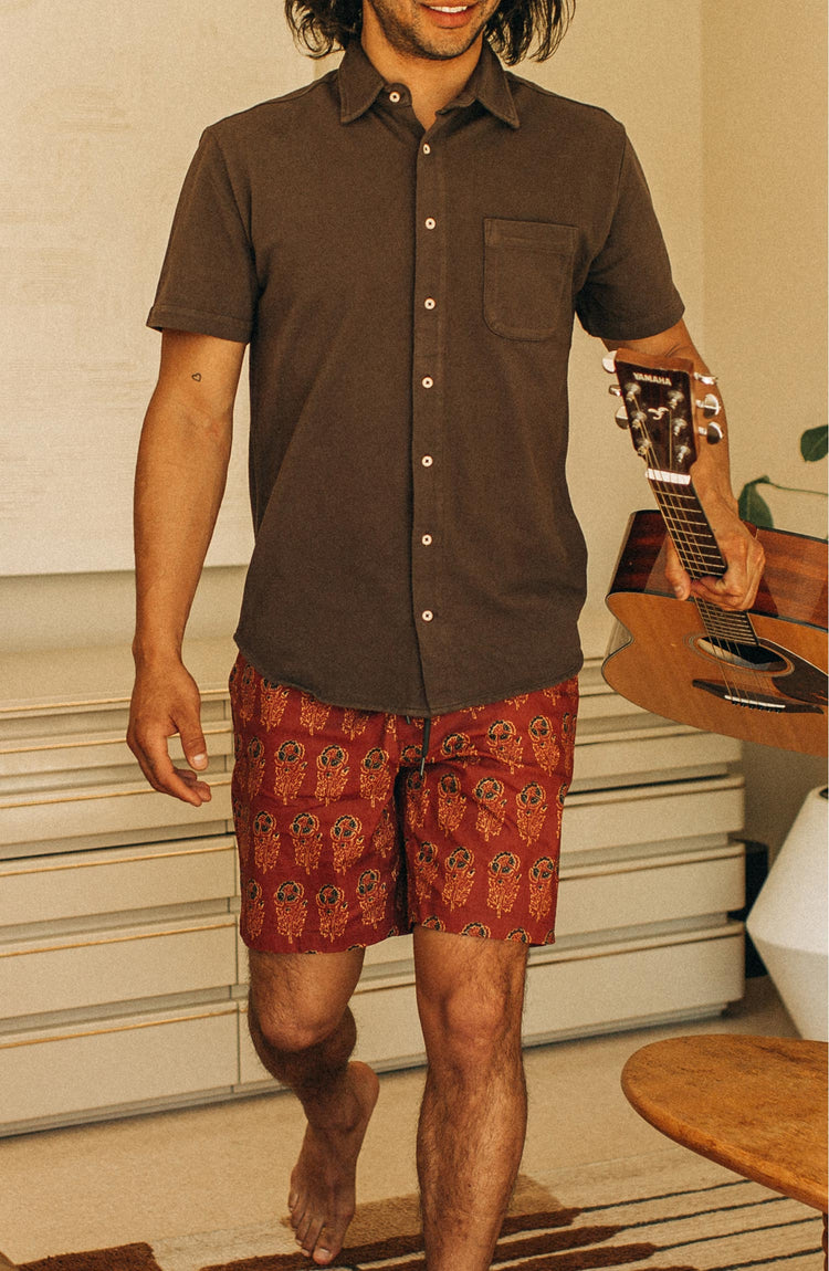 fit model playing the guitar in the short sleeve california in espresso pique