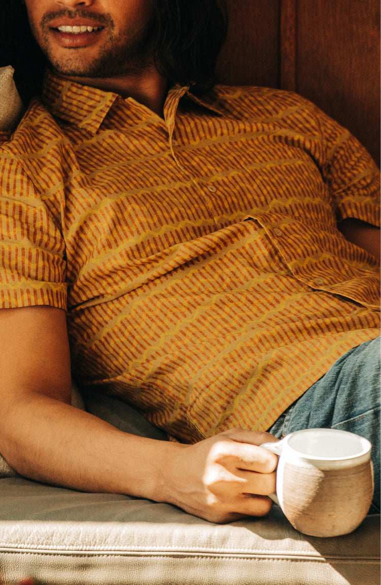 Editorial Panel: The Short Sleeve Hawthorne in Gold Wave, Wovens by Taylor Stitch