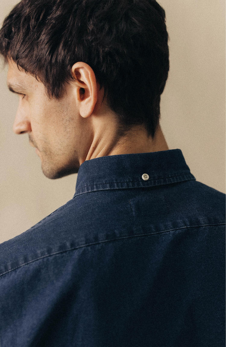 fit model posing in The Short Sleeve Jack in Rinsed Indigo Oxford