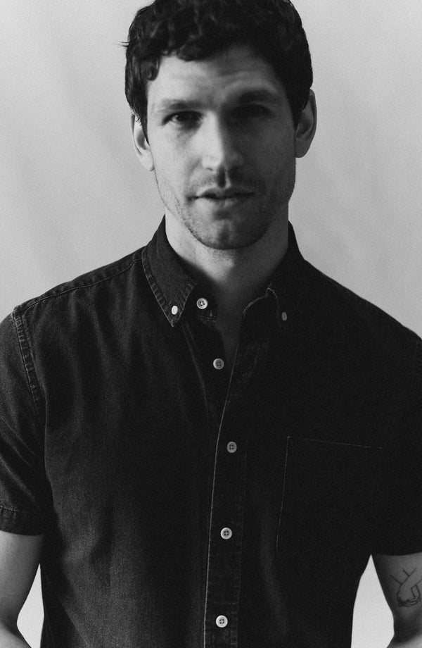 fit model showing off The Short Sleeve Jack in Rinsed Indigo Oxford