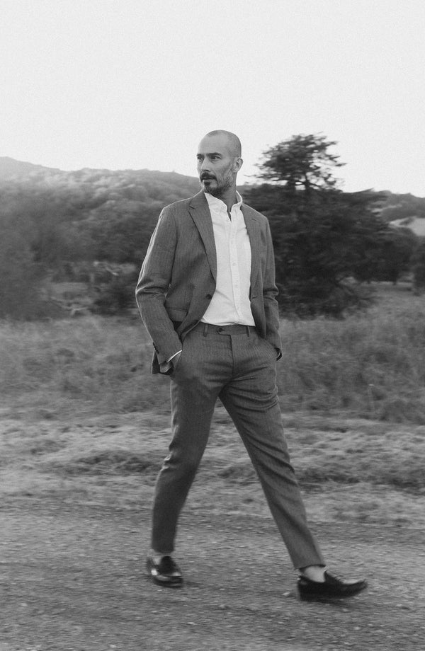 fit model posing in The Stevens Trouser in Coffee Linen Herringbone