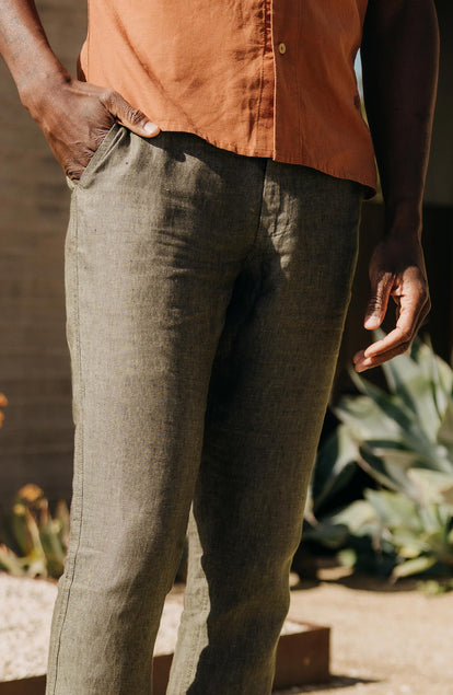 fit model with his hand in his pocket wearing The Easy Pant in Olive Linen