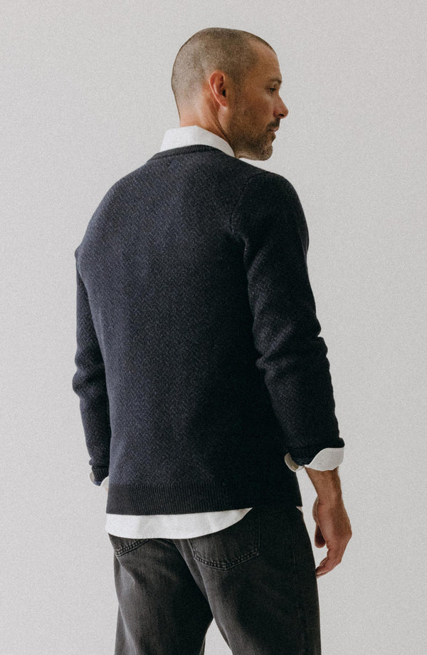 fit model showing off the back of The Eddy Crew in Heather Marine Herringbone