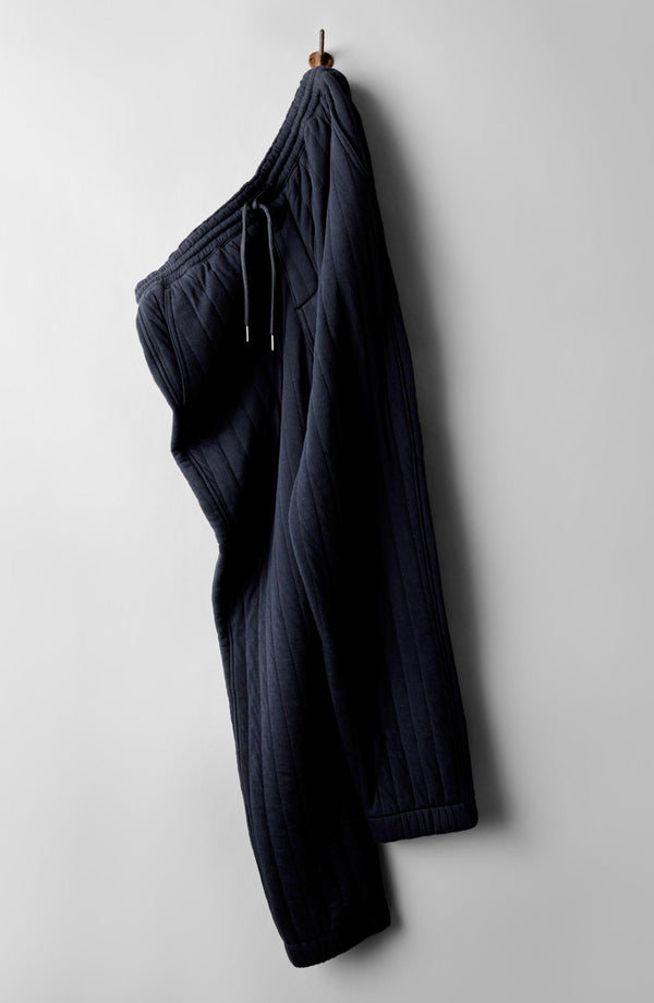 fit model wearing The Quilted Apres Pant in Heather Midnight Jersey