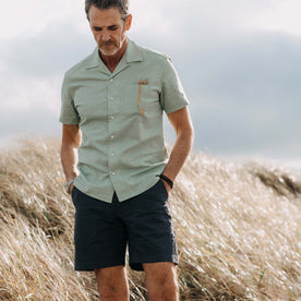 fit model posing in The Short Sleeve Hawthorne in Sea Moss Floral