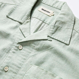 material shot of the collar on The Short Sleeve Hawthorne in Sea Moss Floral
