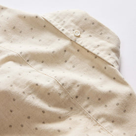 material shot of the back of the button-down collar on The Short Sleeve Jack in Heather Oat Dot