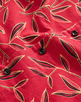 material shot of the horn buttons on The Short Sleeve Hawthorne in Scarlet Thatch, Wovens by Taylor Stitch
