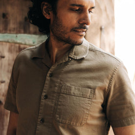 fit model showing the camp collar on The Short Sleeve Hawthorne in Sea Moss