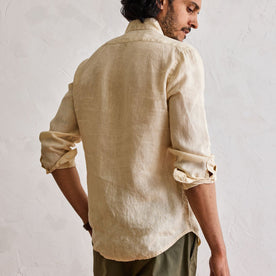 fit model showing the back of The Jack in Horchata Linen