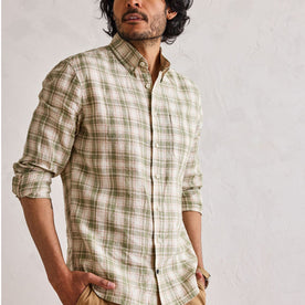 fit model showing the front of The Jack in Palm Plaid Linen