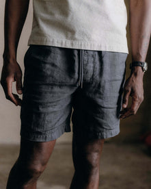 fit model showing off The Apres Short in Faded Black Hemp