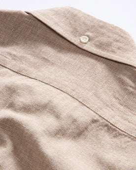 material shot of the back of the collar on The Jack in Merlot Slub Cotton Linen, Wovens by Taylor Stitch