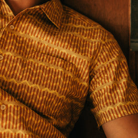 fit model showing the pattern detail on The Short Sleeve Hawthorne in Gold Wave