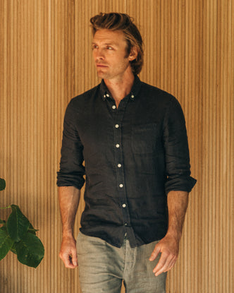 fit model wearing The Jack in Navy Linen