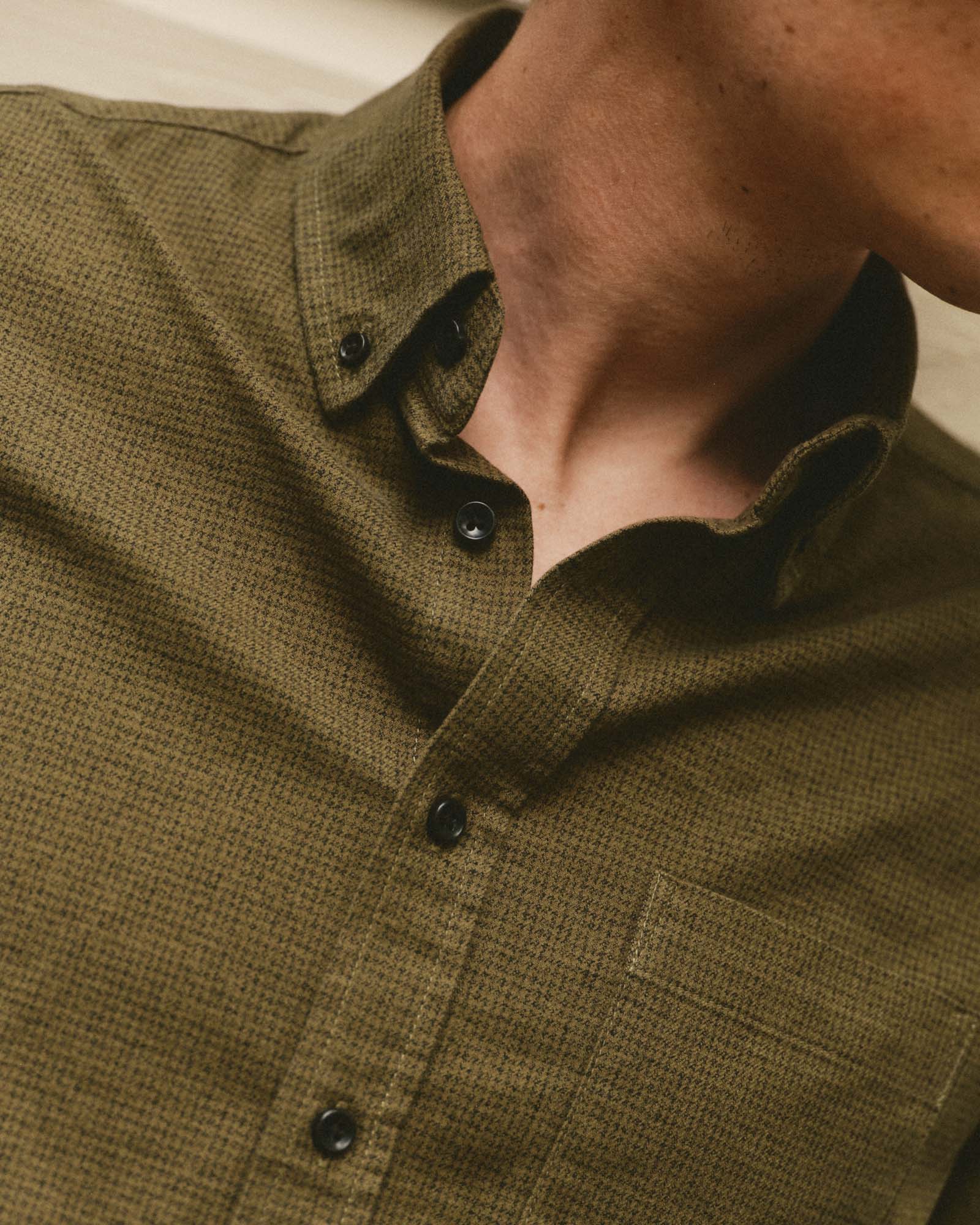 fit model showing off the collar on The Jack in Bay Leaf Houndstooth, Wovens by Taylor Stitch