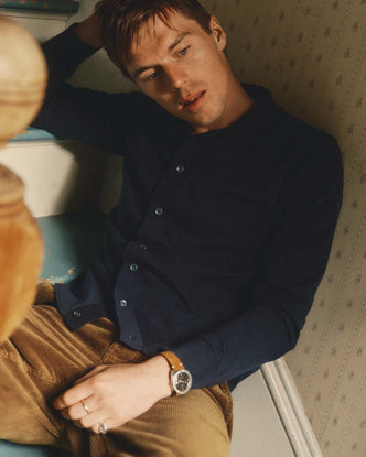 fit model sitting wearing The Nichols Polo in Nocturne Cotton Cashmere
