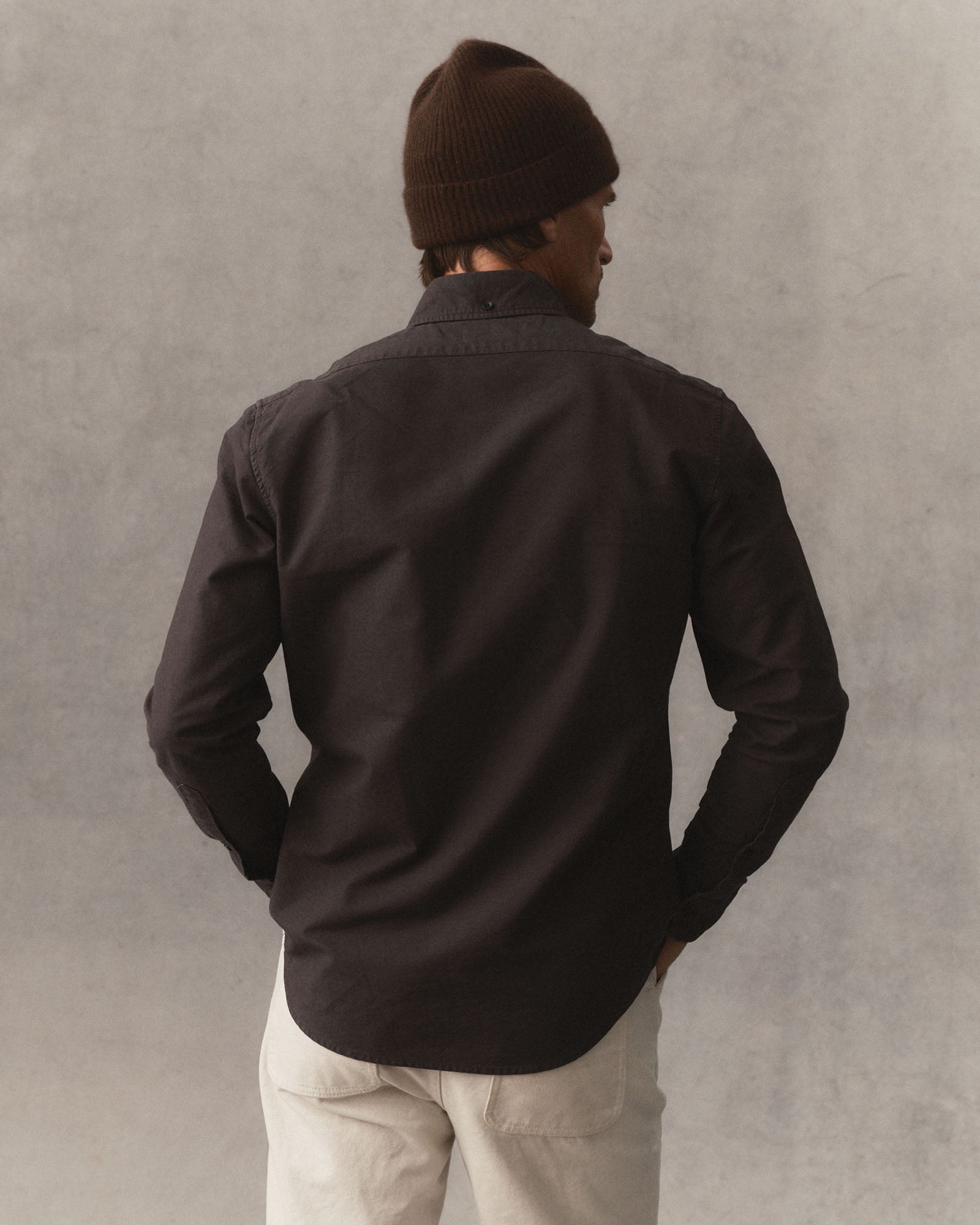 fit model showing off the back of The Jack in Soil Oxford, Wovens by Taylor Stitch