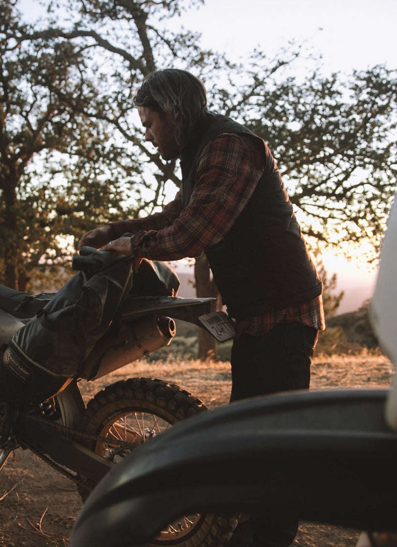 Steve Dubbeldam packing his gear on his bike