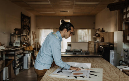 daren observing a print