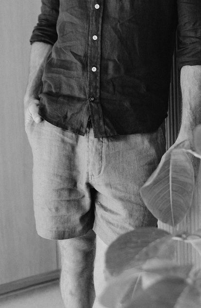 fit model wearing the apres short in ash hemp