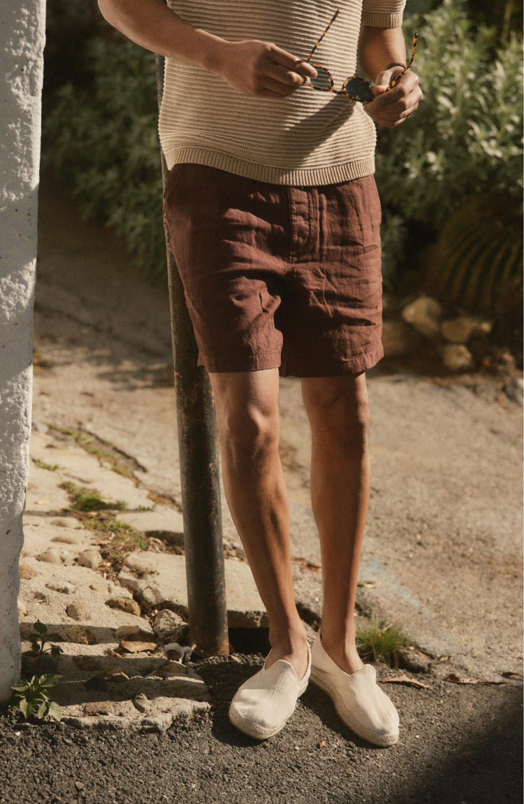 fit model showing off The Apres Short in Burgundy Hemp