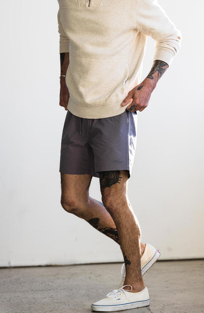 fit model wearing the apres short in smoke