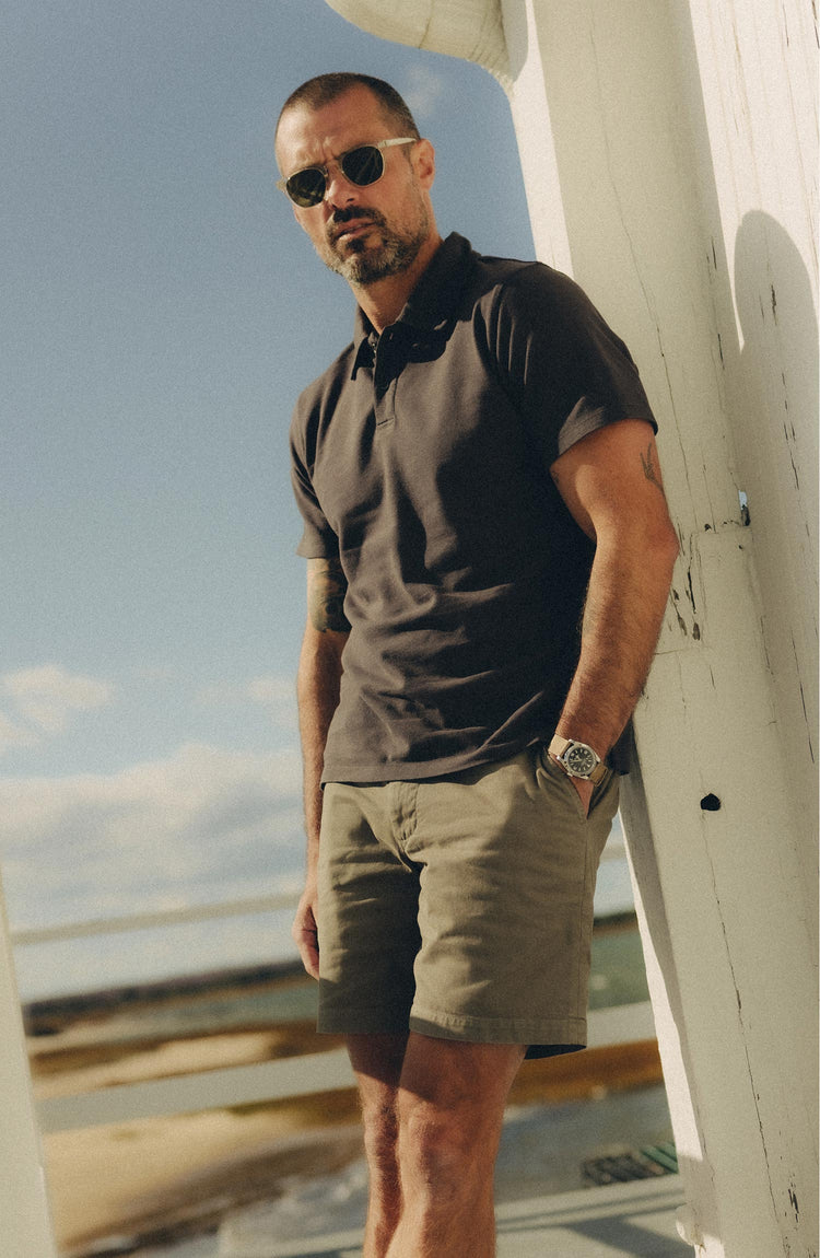 fit model posing in The Cotton Hemp Polo in Asphalt Pique