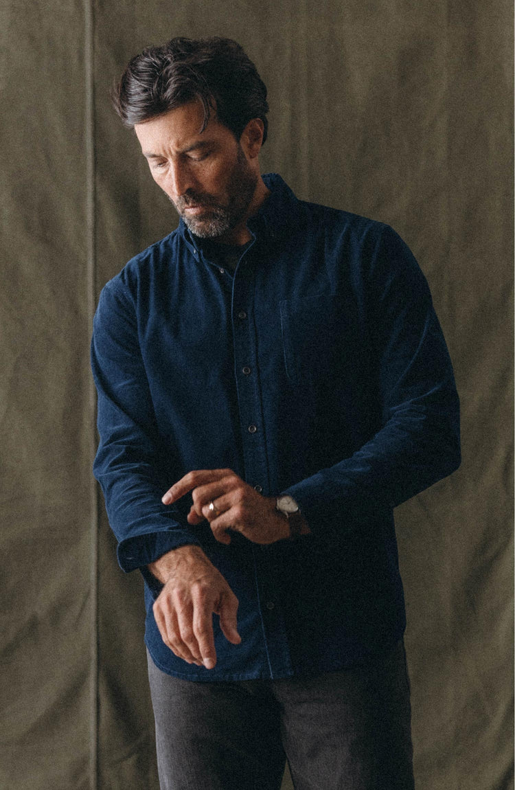 fit model posing in The Jack in Heather Rinsed Indigo Pincord