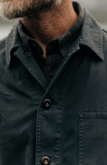 fit model adjusting The Ojai Jacket in Organic Navy Foundation Twill