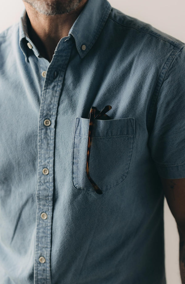 fit model showing off the pocket on The Short Sleeve Jack in Washed Indigo Oxford