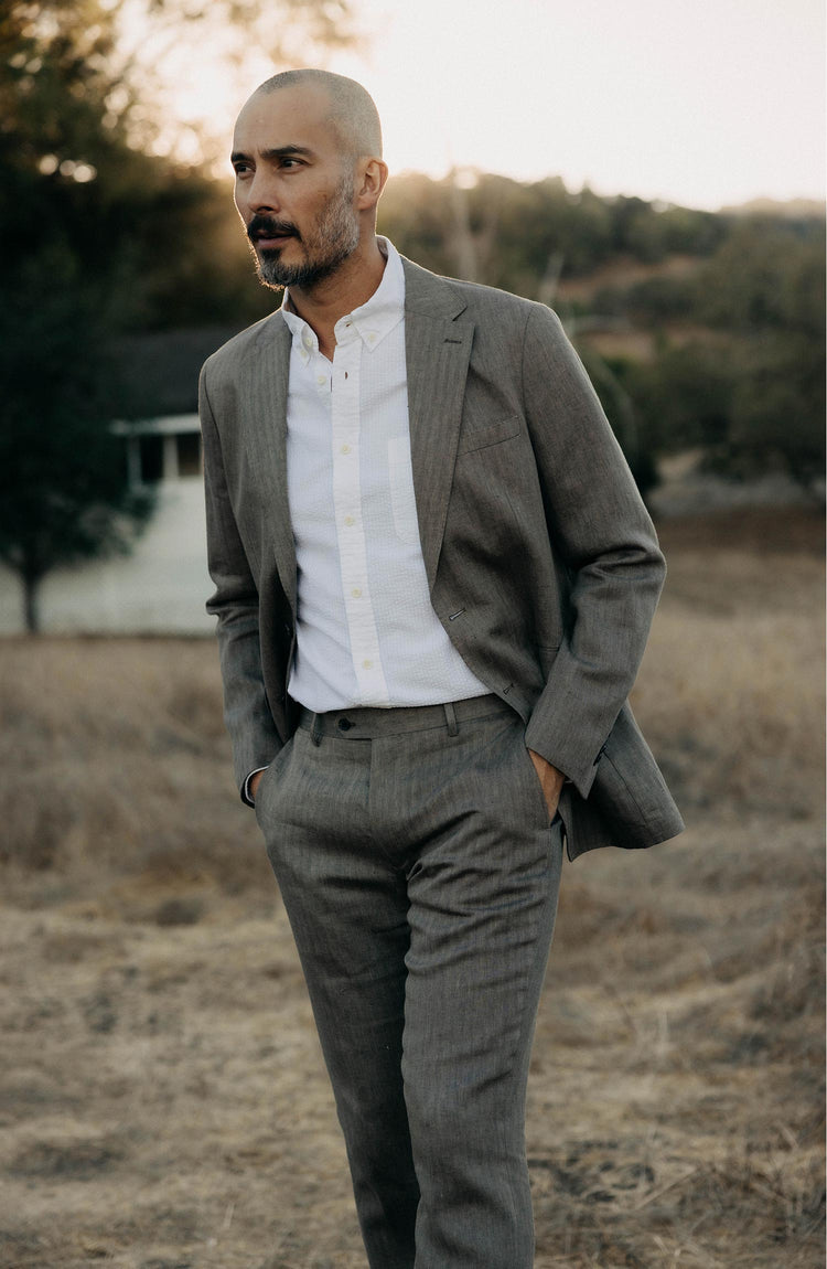 fit model walking in The Stevens Trouser in Coffee Linen Herringbone
