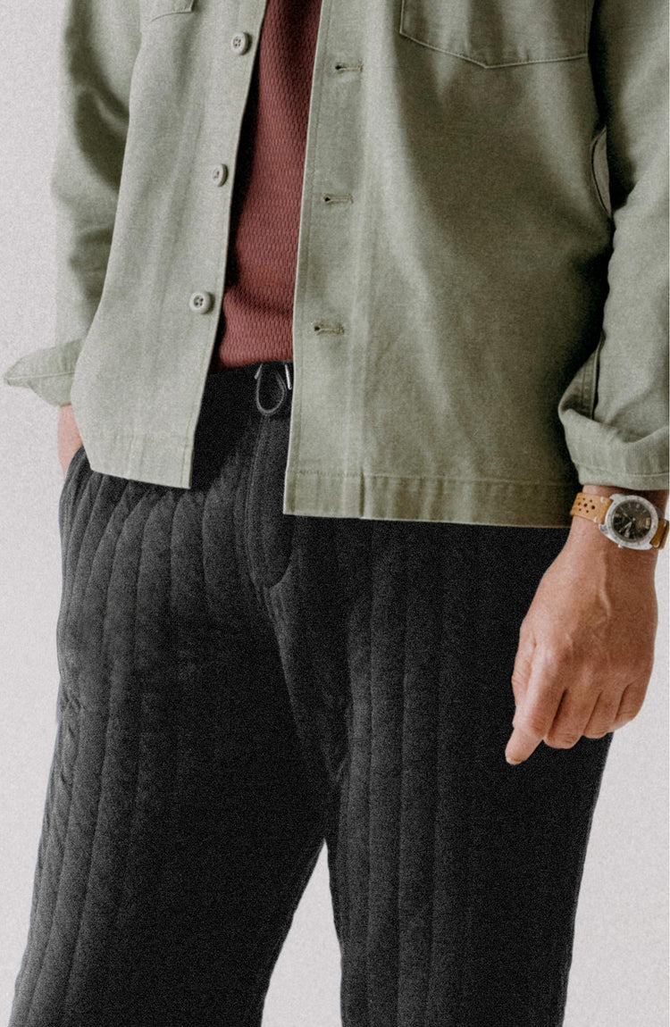 fit model posing in The Apres Pant in Heather Coal Quilted Jersey