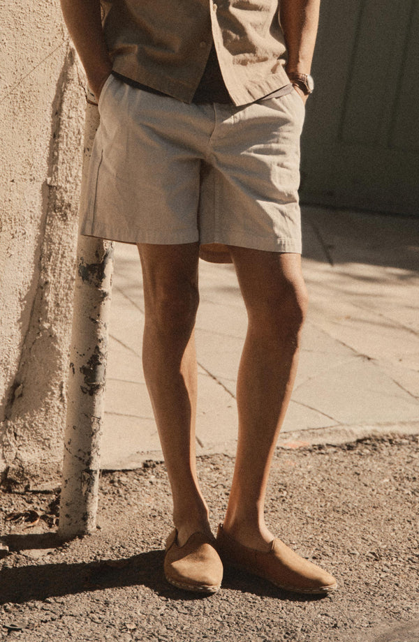 fit model showing off the back of The Apres Short in Organic Aged Stone Foundation Twill
