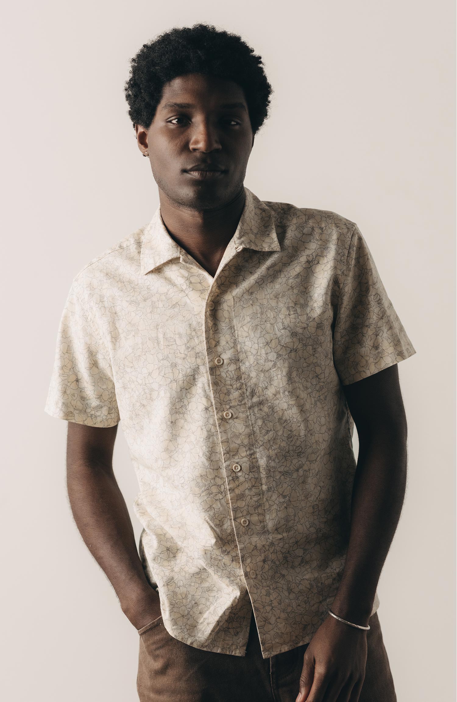 タイチョーページ The Davis Shirt in Grey Skies Floral | Taylor Stitch