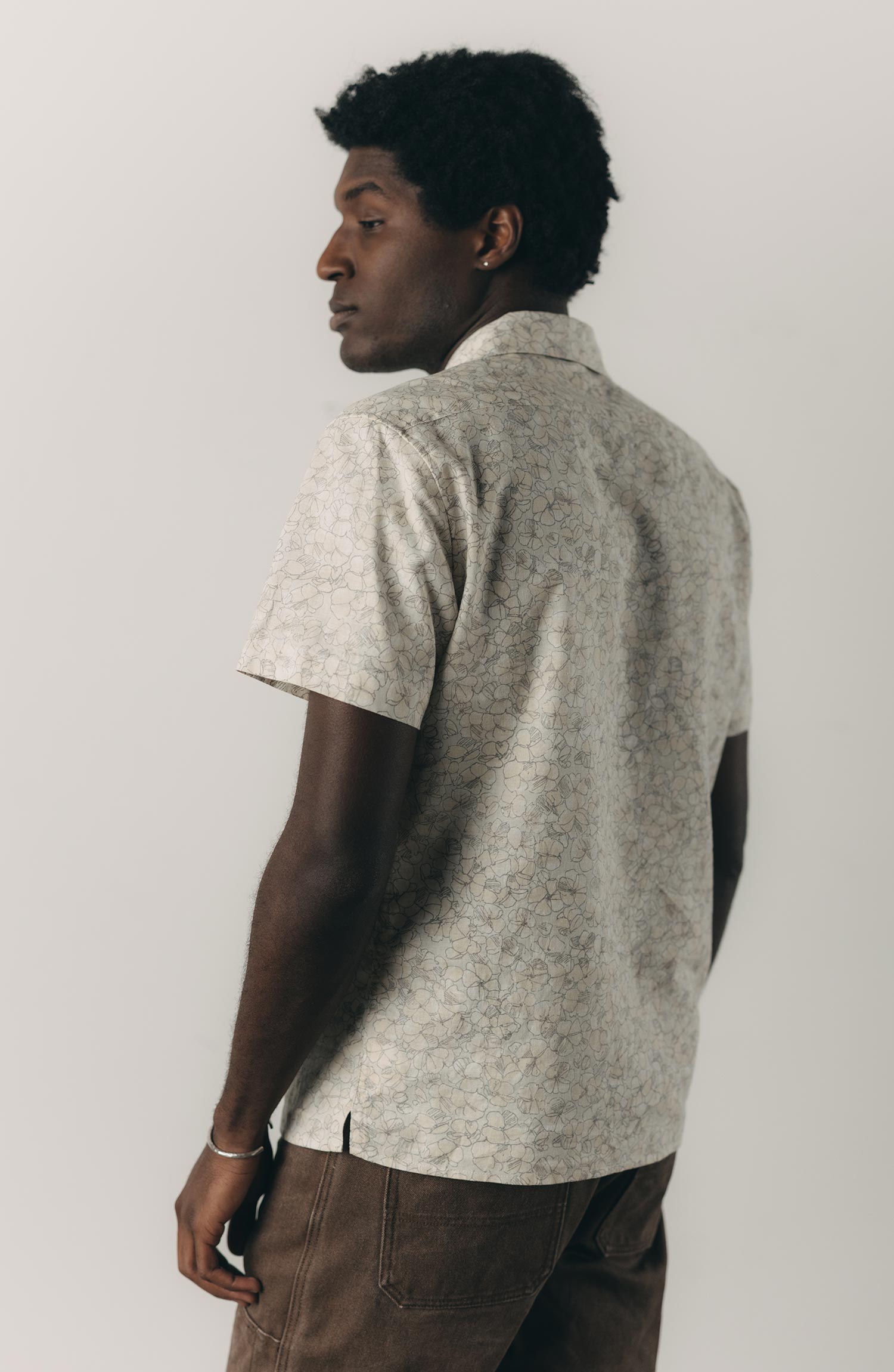The Davis Shirt in Grey Skies Floral | Taylor Stitch