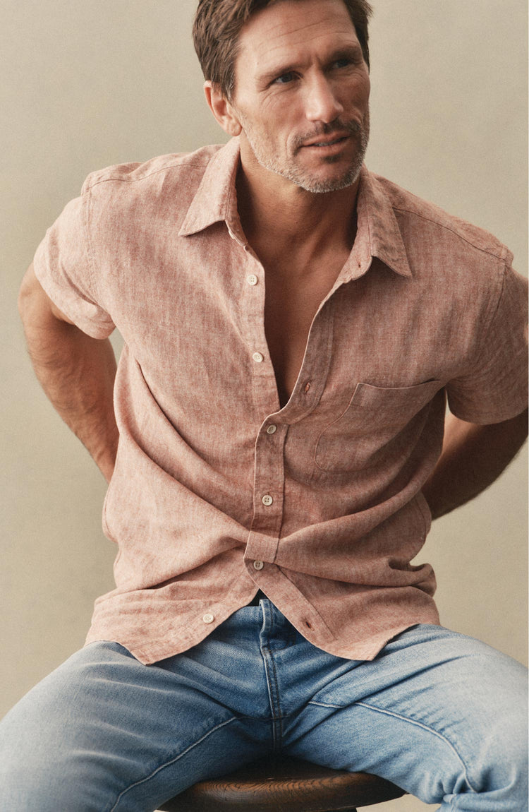fit model posing in The Short Sleeve California in Desert Hemp