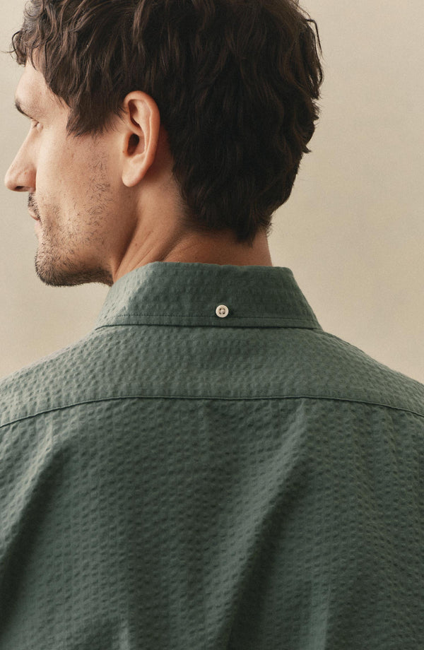 fit model showing the back of The Short Sleeve Jack in Deep Sea Seersucker
