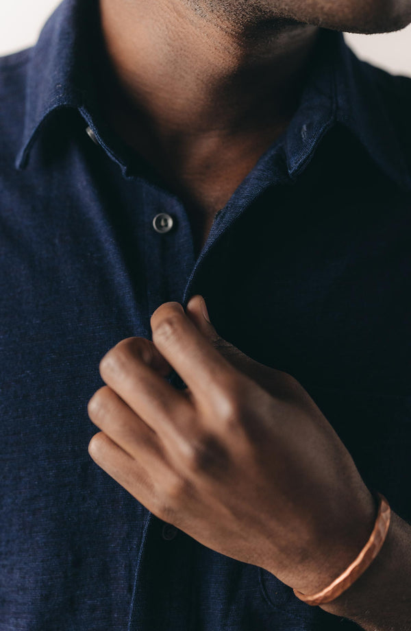 fit model posing wearing The Short Sleeve California in Rinsed Indigo Slub