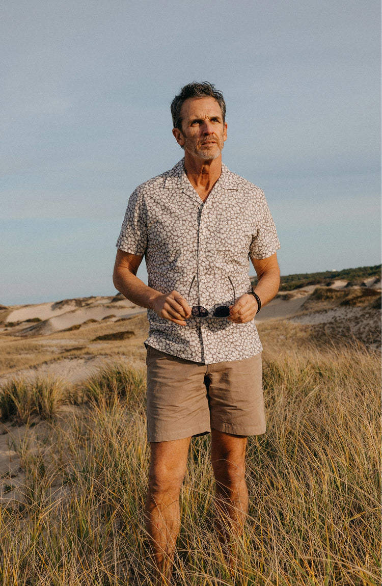 Model in The Short Sleeve Hawthorne Linen Shirt in Fig Floral
