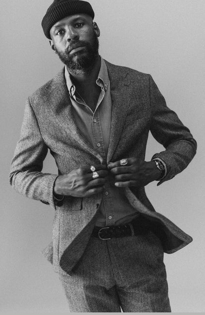 fit model buttoning up The Stevens Sportcoat in Slate Herringbone Wool