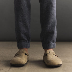 fit model showing the elastic cuffs on The Apres Pant in Navy Linen Tweed