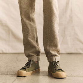 fit model showing the elastic cuffs on The Apres Pant in Oat Linen Tweed
