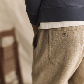 fit model showing the back button pockets on The Apres Pant in Oat Linen Tweed