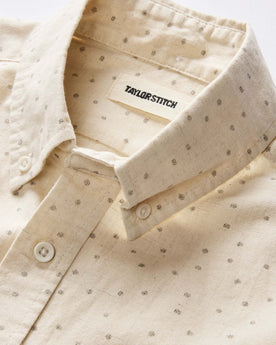 material shot of the button down collar on The Short Sleeve Jack in Heather Oat Dot, Wovens by Taylor Stitch