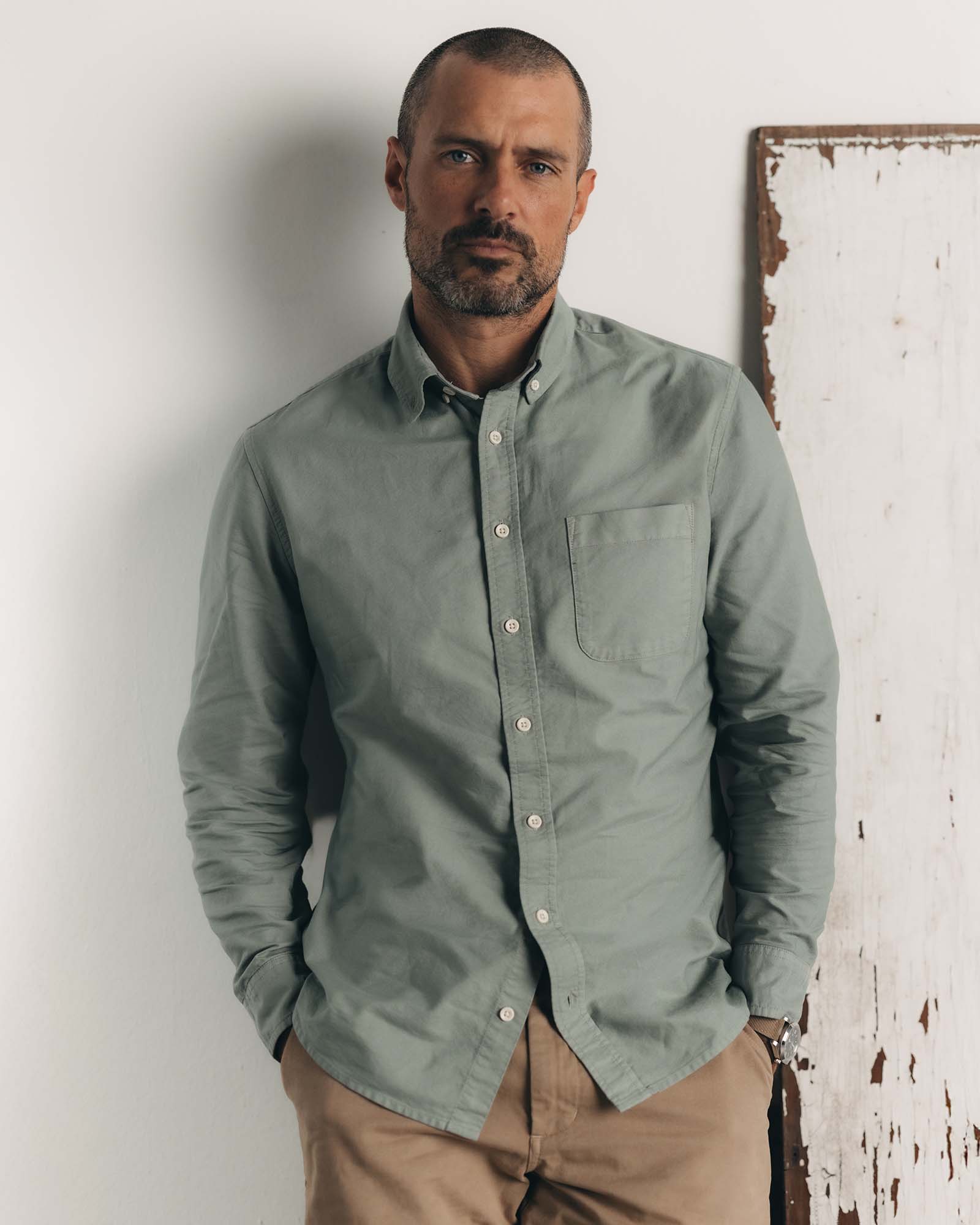 fit model showing off The Jack in Surf Green Oxford, Wovens by Taylor Stitch
