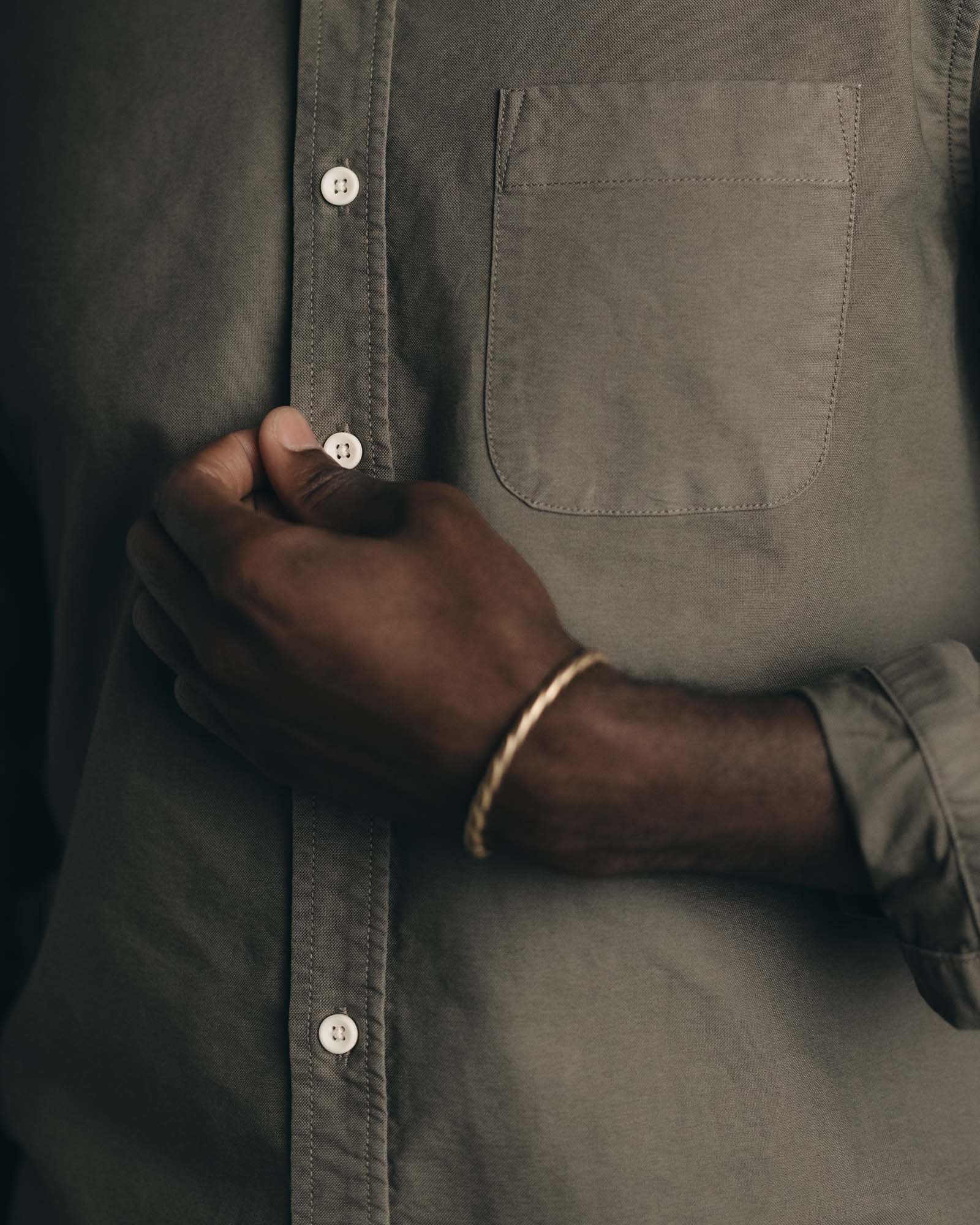 fit model showing off the back collar on The Jack in Smoked Olive Oxford, Wovens by Taylor Stitch